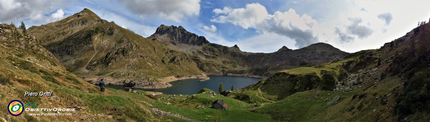 75 Al colletto del Lago della paura panoramica sui Lagi Gemelli.jpg